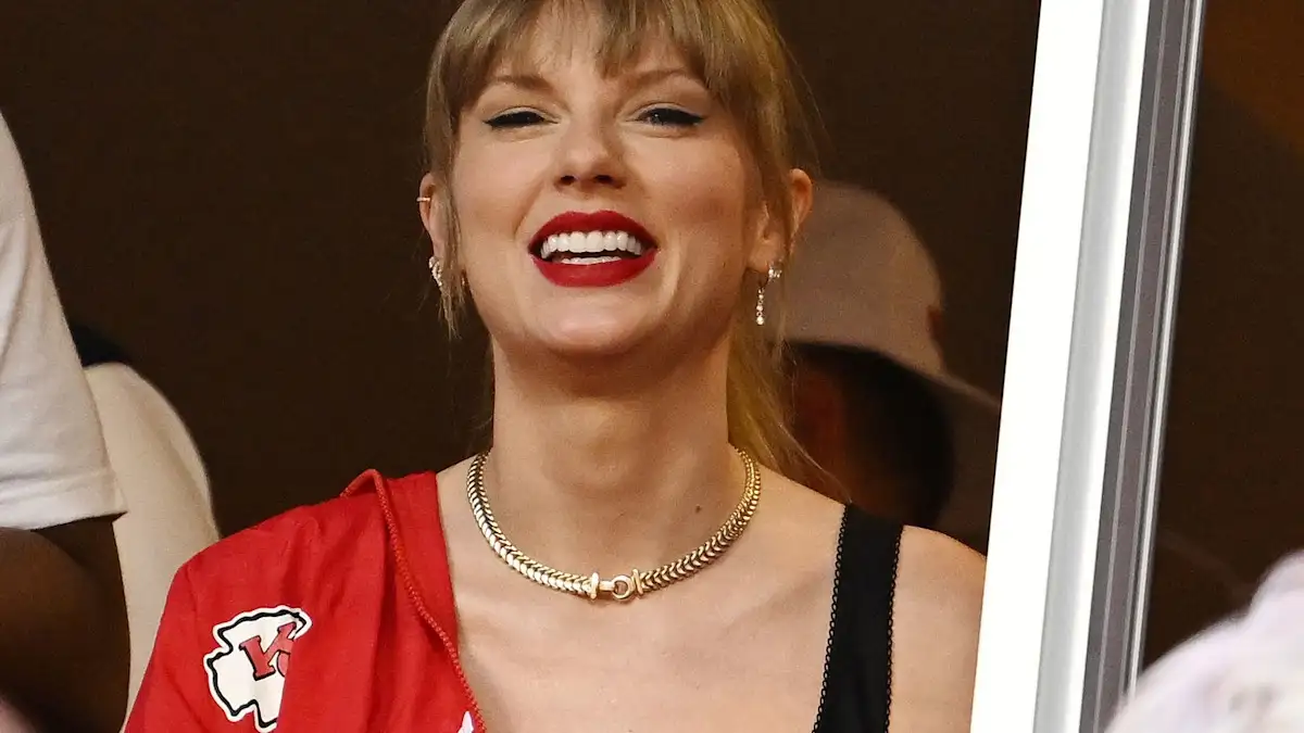 Did You Notice Taylor Swift's Surprising Outfit At The Chiefs Game